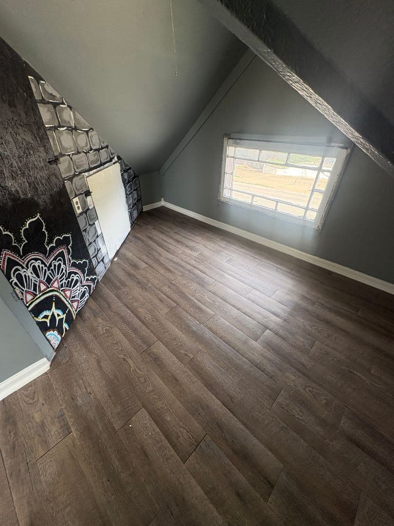 Pekin Apartment: 528 Margaret St