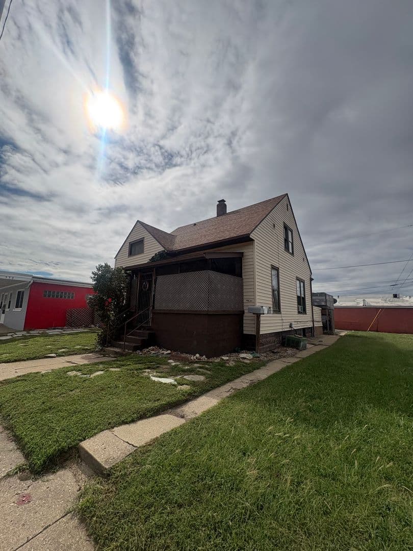 Pekin Apartment: 528 Margaret St
