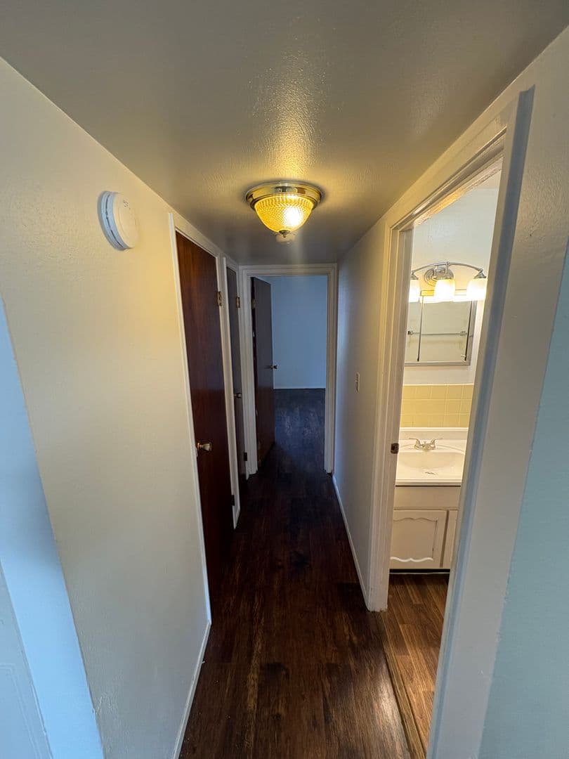 Peoria Apartment: 919 W Crestwood Dr