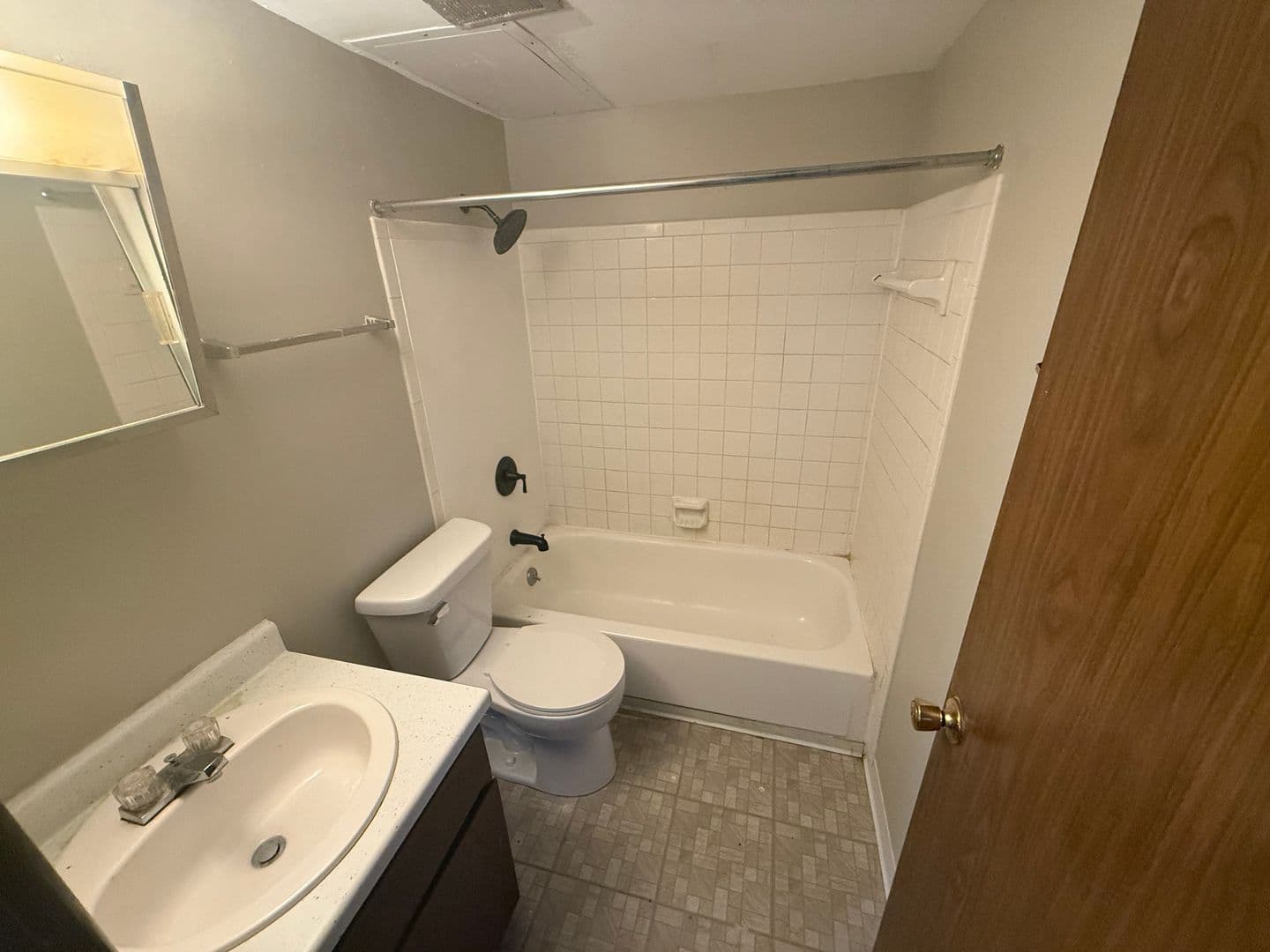 Morton Apartment: 110 W Lakeland Rd