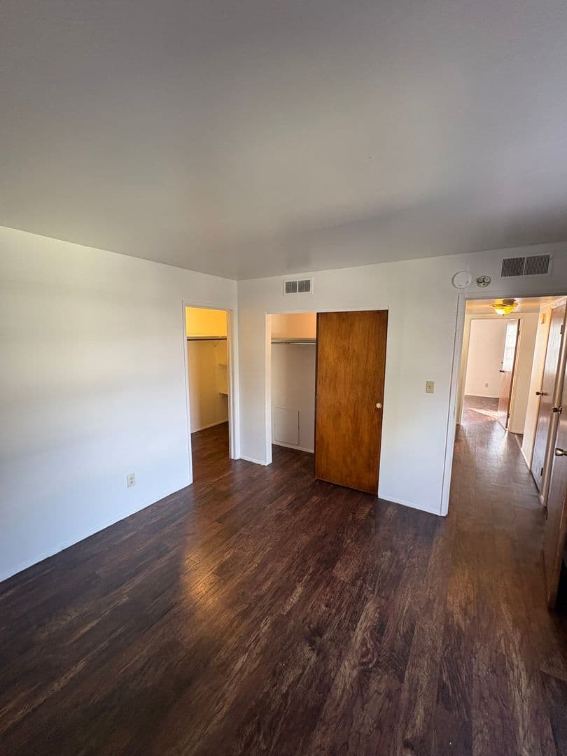 Peoria Apartment: 919 W Crestwood Dr