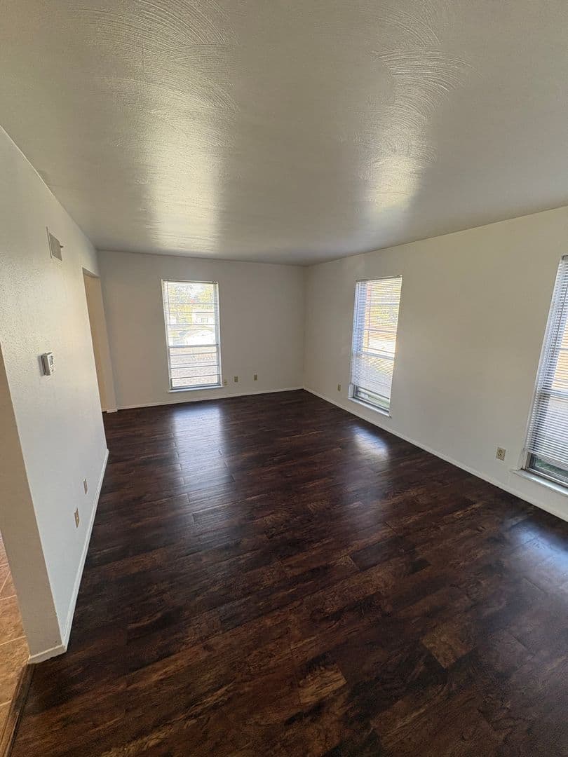 Peoria Apartment: 919 W Crestwood Dr