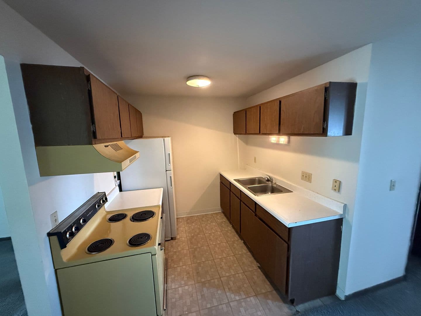 Morton Apartment: 110 W Lakeland Rd