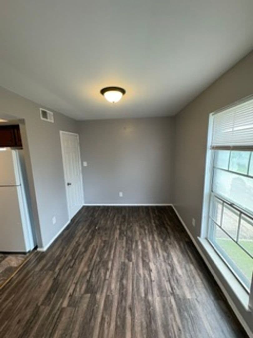 Peoria Apartment: 919 W Crestwood Dr