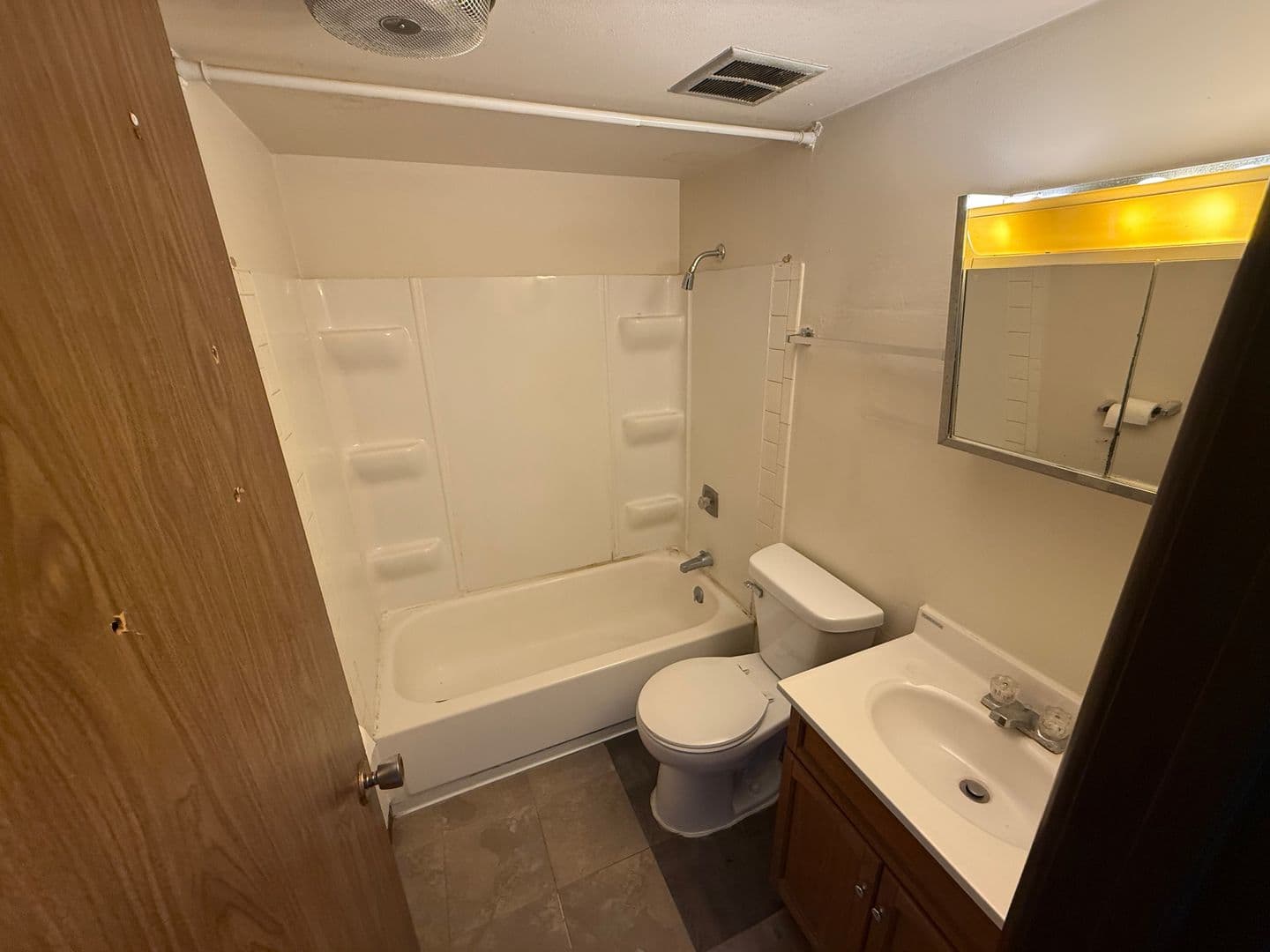 Morton Apartment: 110 W Lakeland Rd
