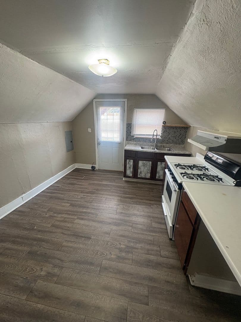 Pekin Apartment: 528 Margaret St