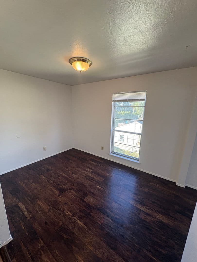 Peoria Apartment: 919 W Crestwood Dr