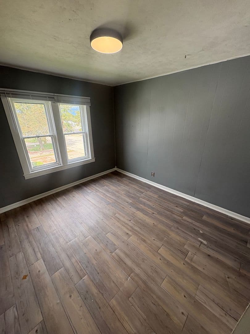 Pekin Apartment: 528 Margaret St