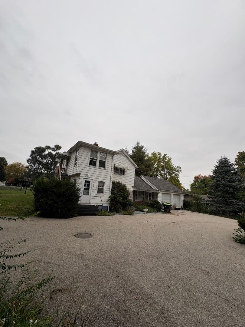 Peoria Heights Apartment: 1512 E Gardner Ln