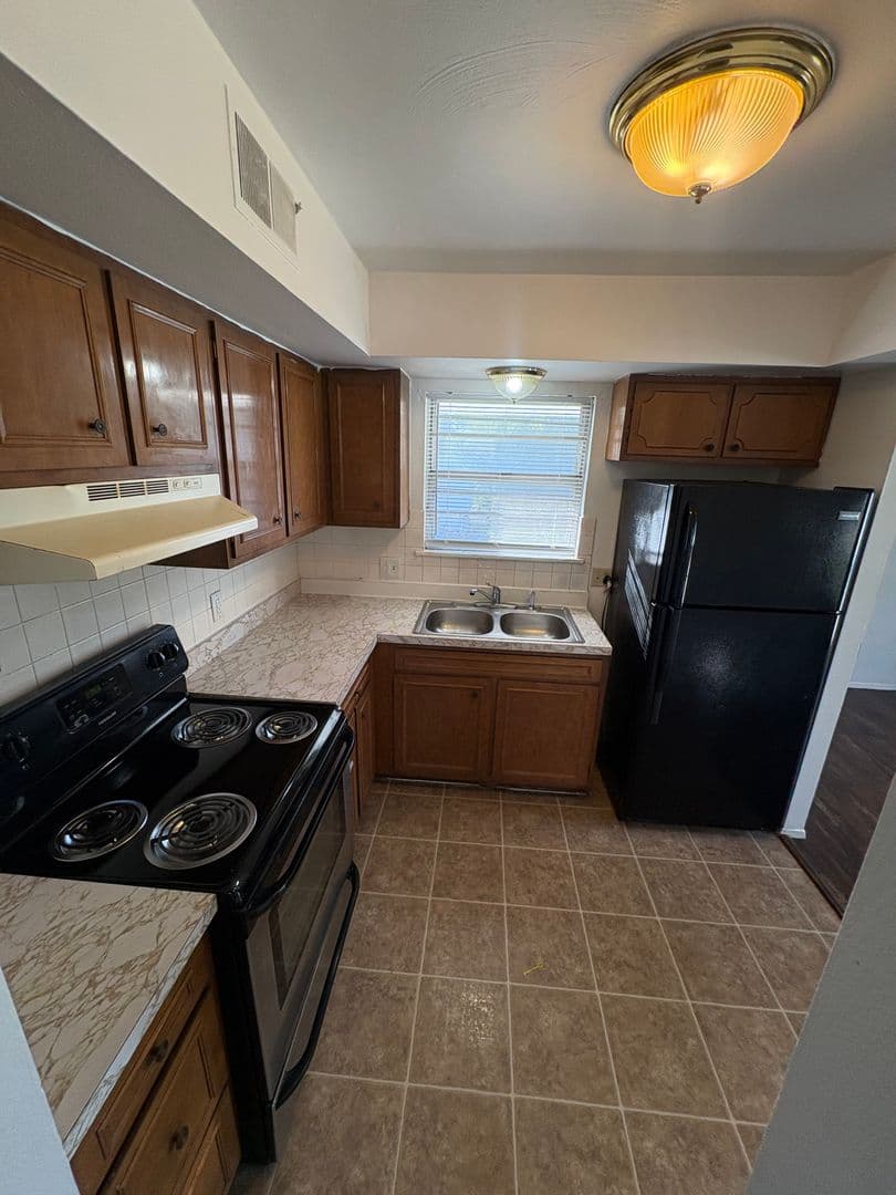 Peoria Apartment: 919 W Crestwood Dr