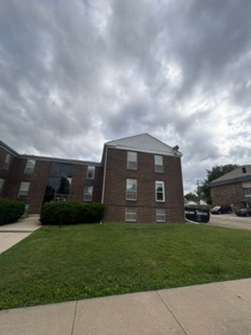 Peoria Apartment: 919 W Crestwood Dr
