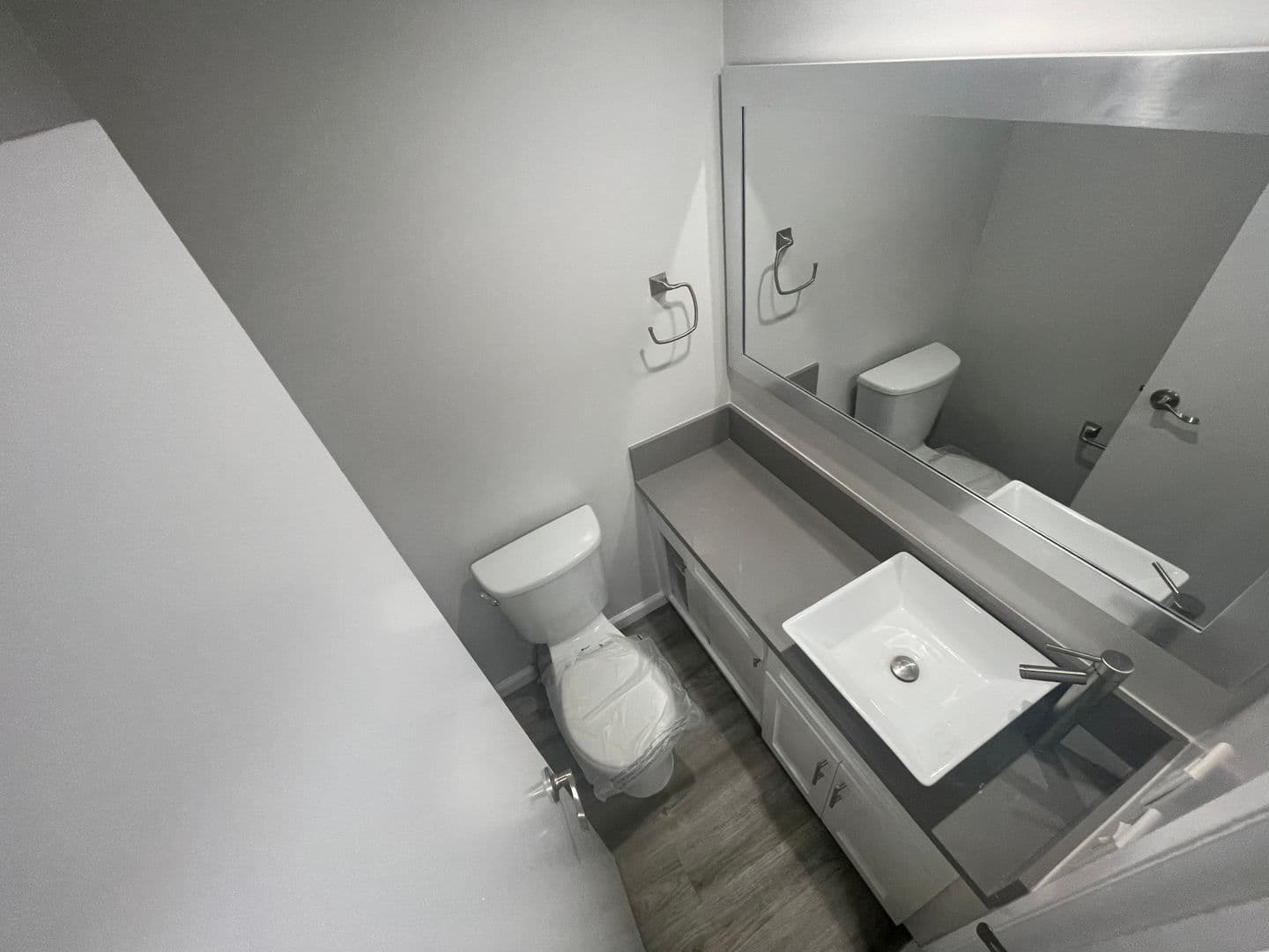 Beverly Hills Apartment: 231 N. La Peer Dr.