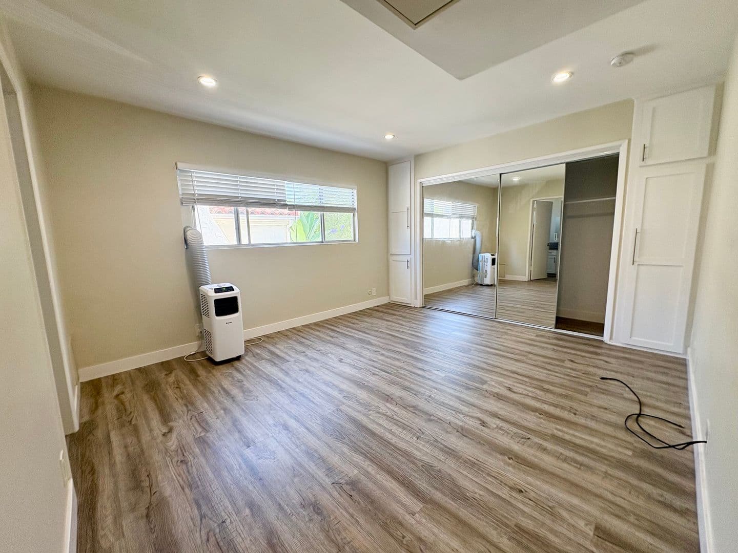 Beverly Hills Apartment: 231 N. La Peer Dr.