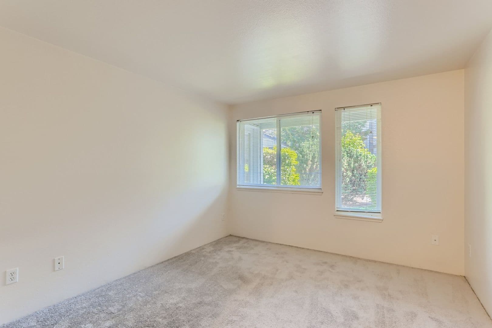 Bellevue Apartment: 13842 NE 8th St