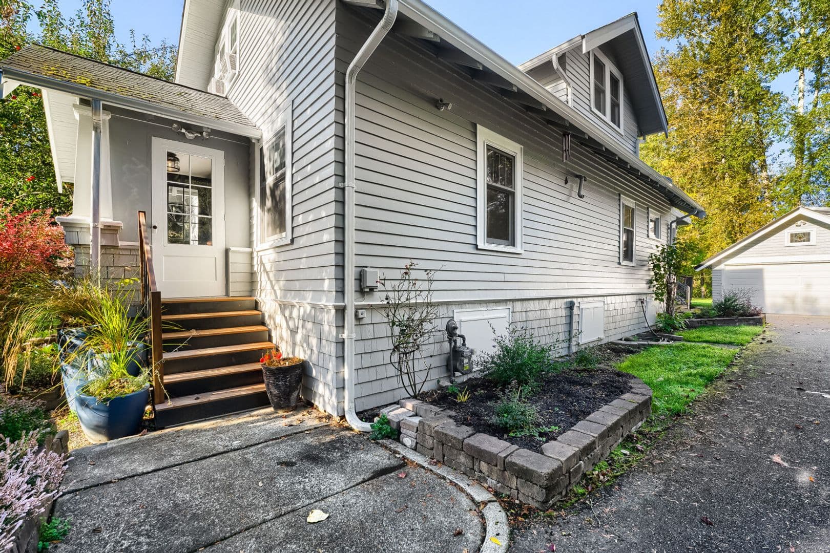 Snoqualmie House: 8217 Mountain Ave SE
