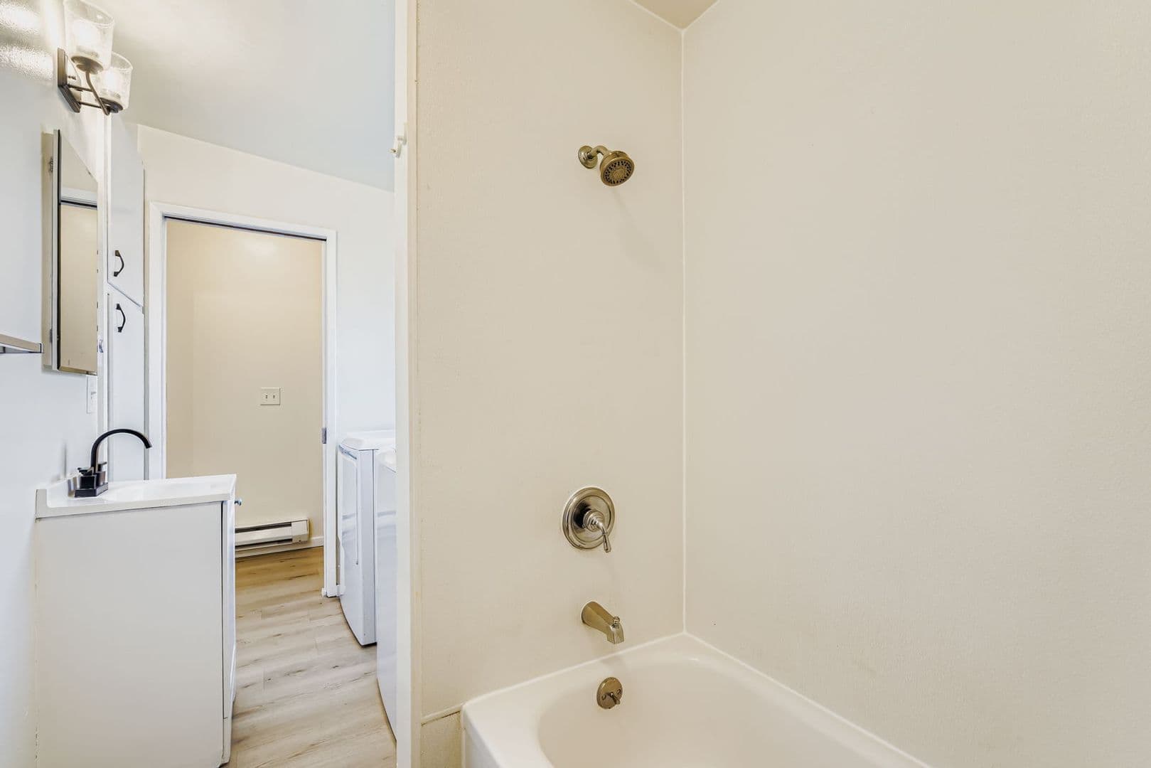 Kent Apartment: 639 3rd Ave S