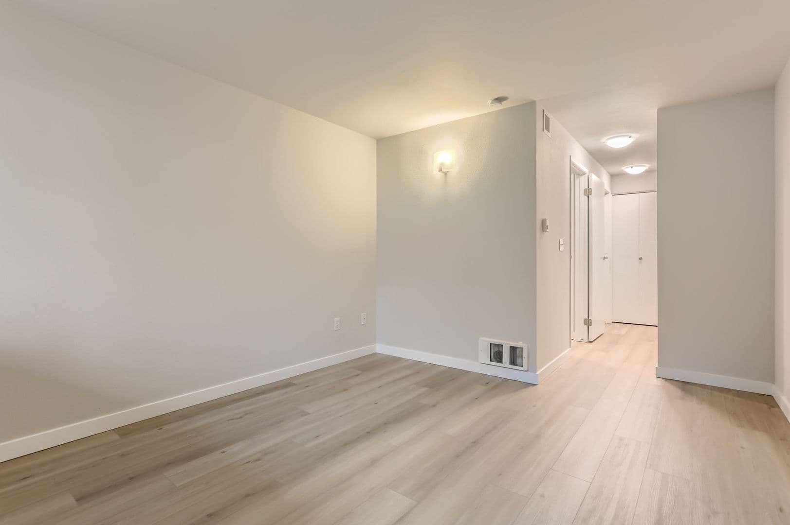 Bellevue Apartment: 13842 NE 8th St