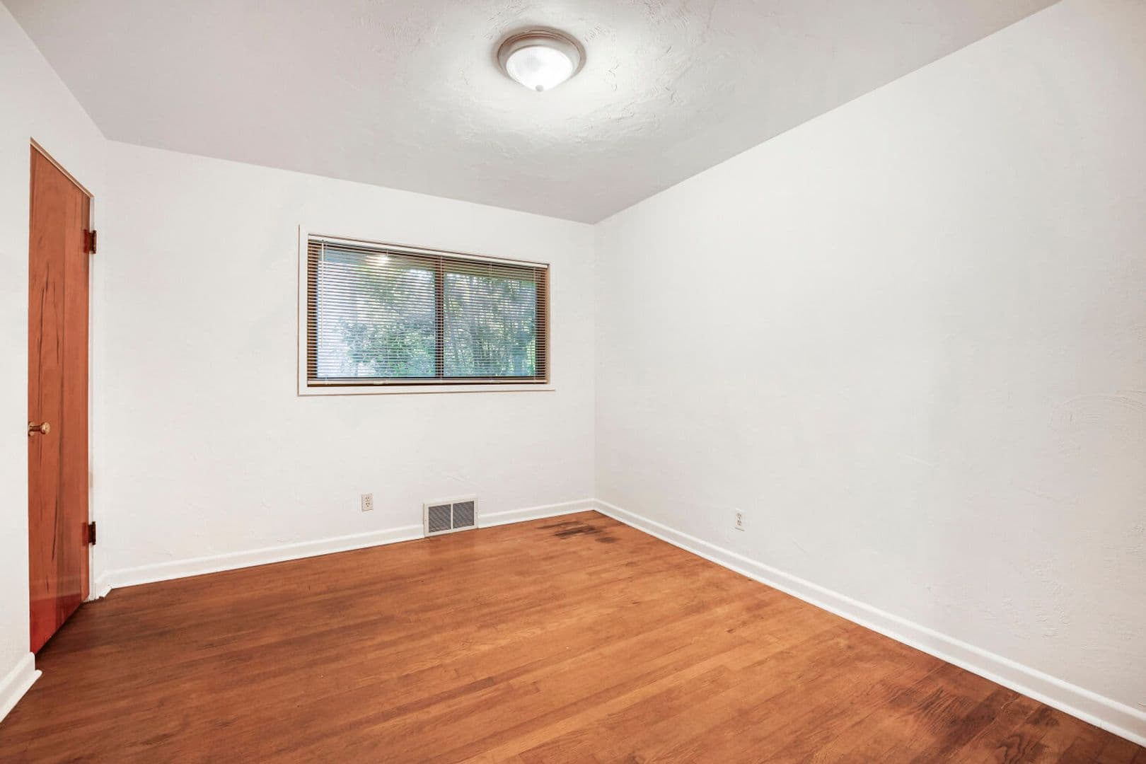 Burien House: 13229 Des Moines Memorial Dr S