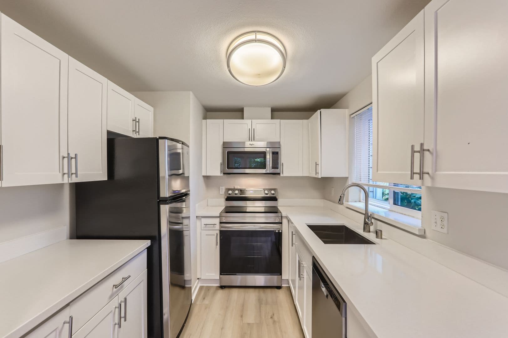 Bellevue Apartment: 13842 NE 8th St