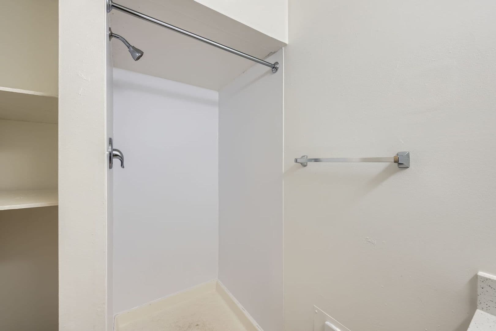 North Bend Apartment: 412 E North Bend Way