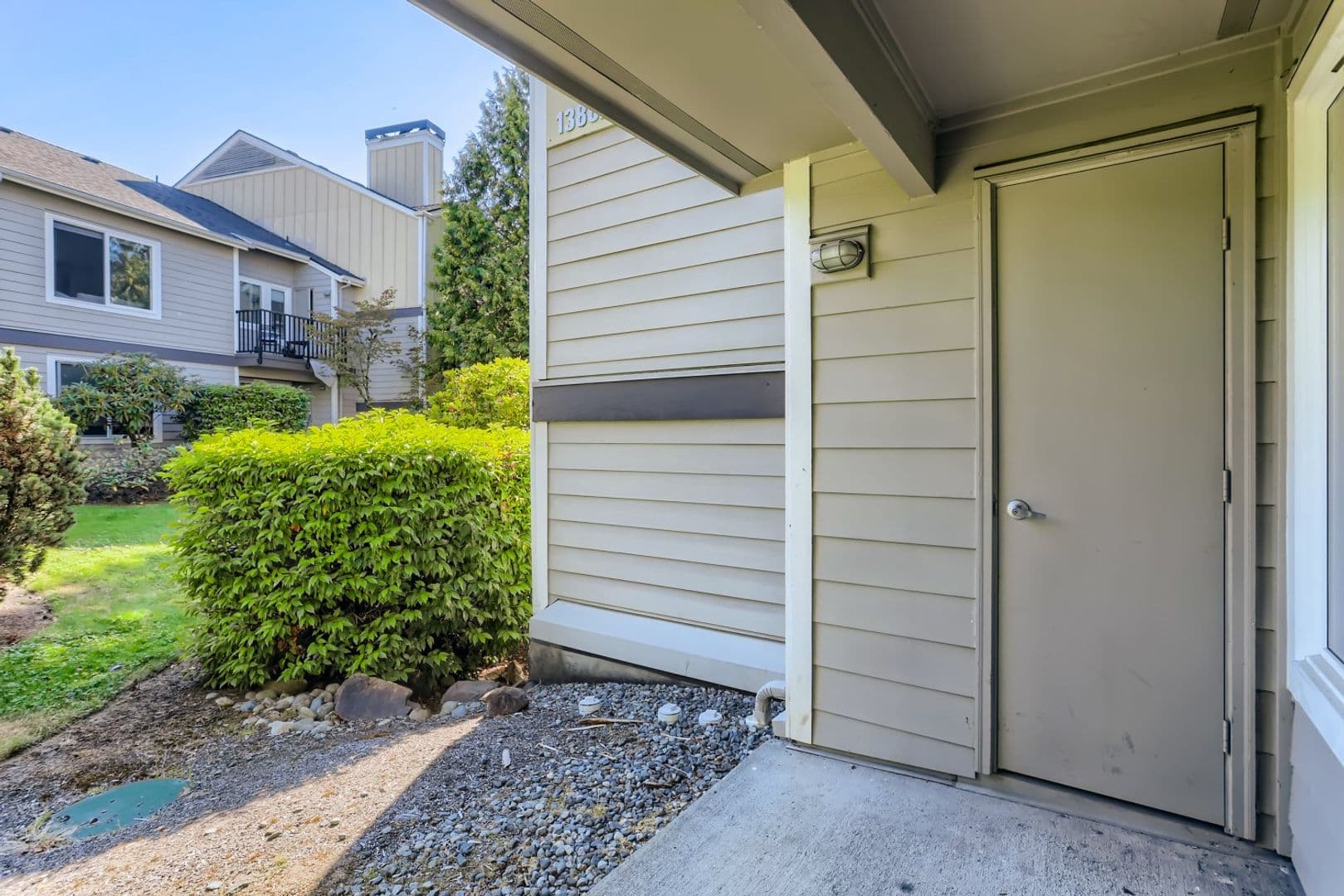 Bellevue Apartment: 13842 NE 8th St