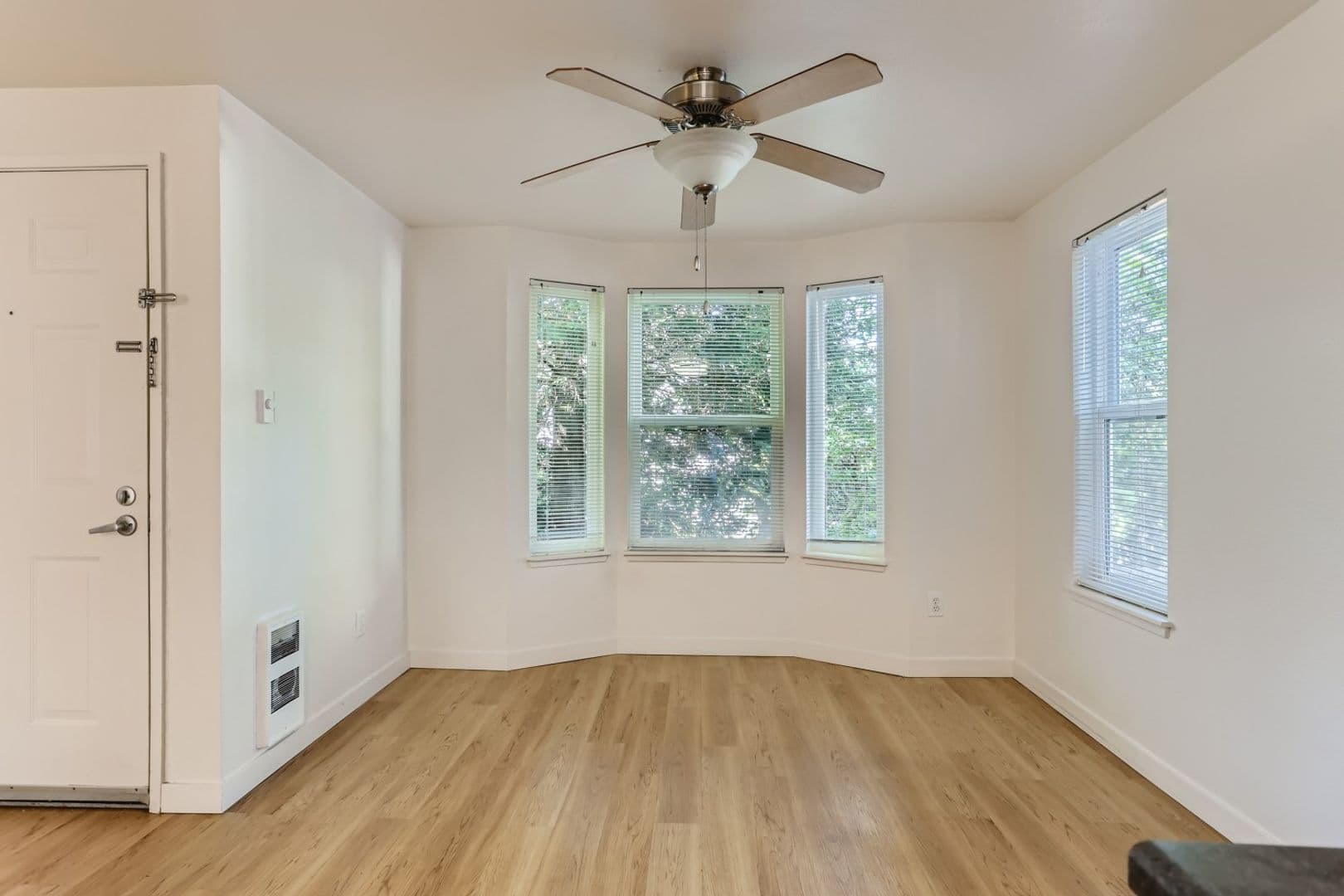 Bellevue Apartment: 13842 NE 8th St
