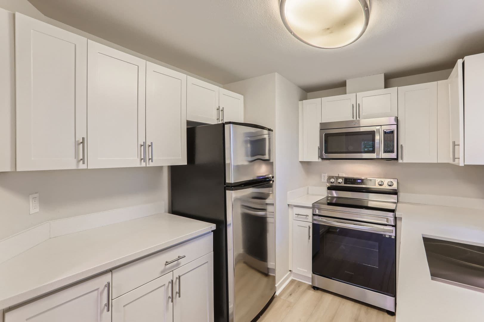 Bellevue Apartment: 13842 NE 8th St