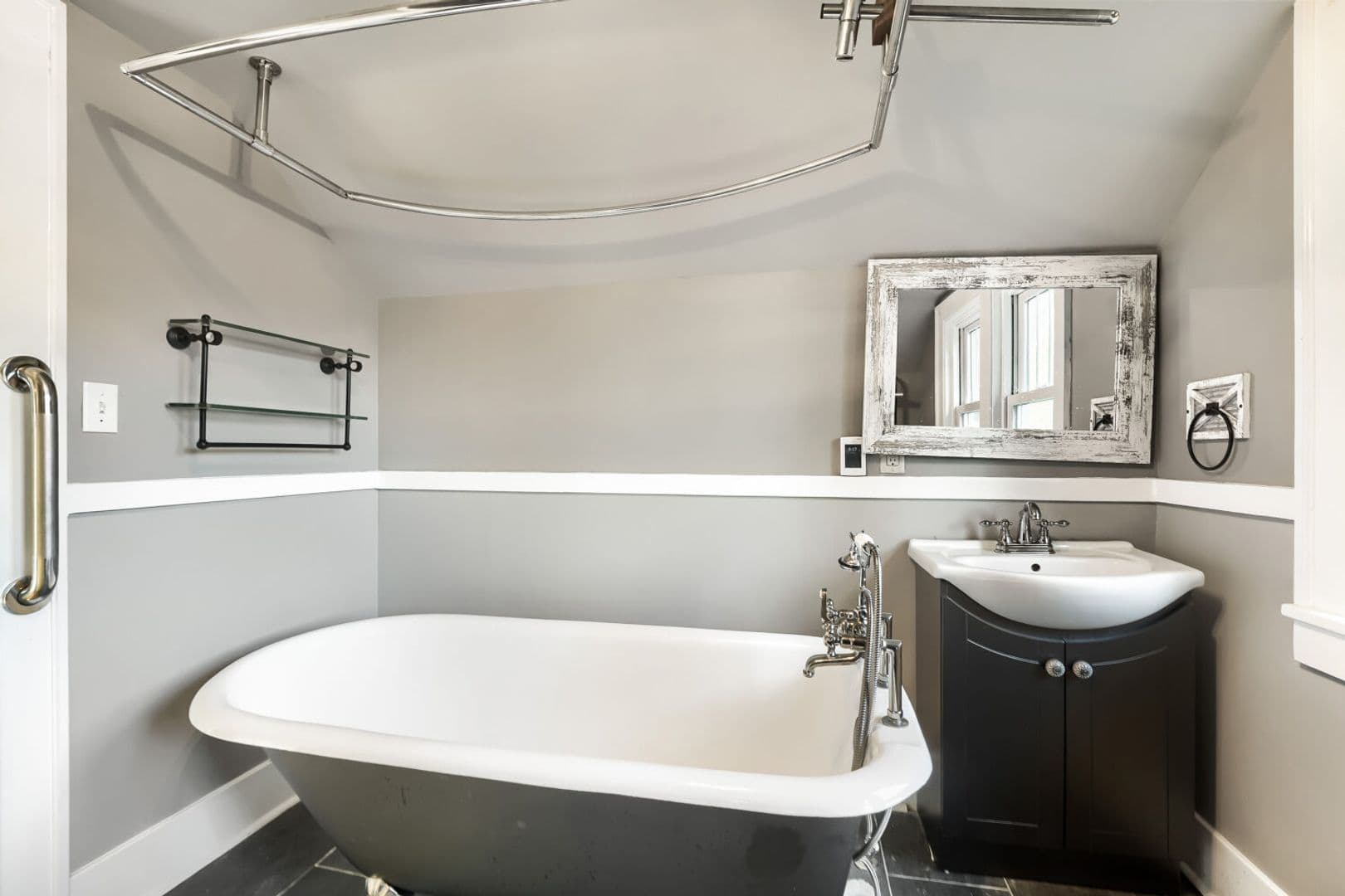 Snoqualmie House: 8217 Mountain Ave SE