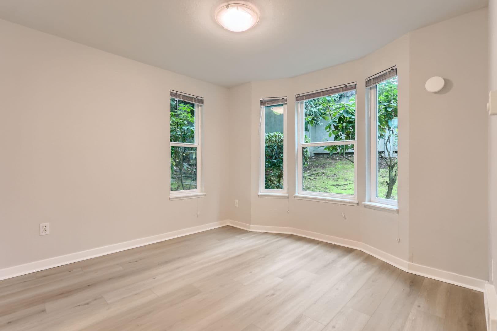 Bellevue Apartment: 13842 NE 8th St