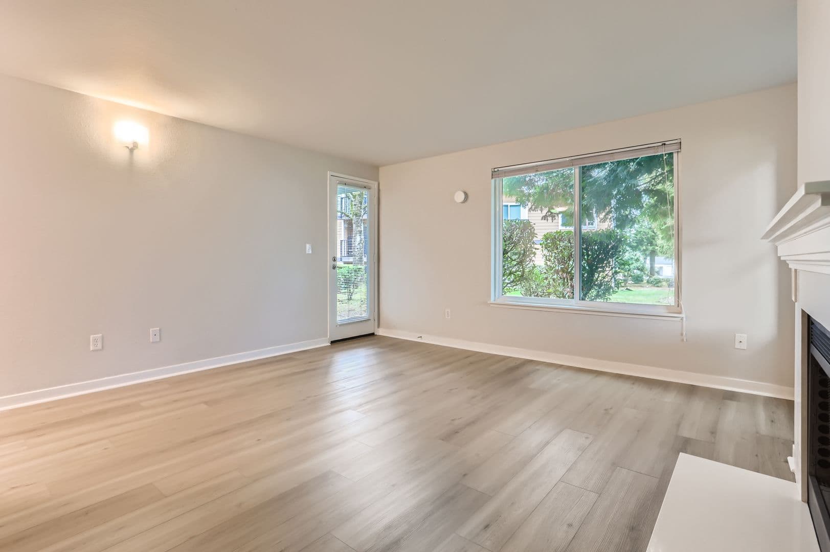 Bellevue Apartment: 13842 NE 8th St