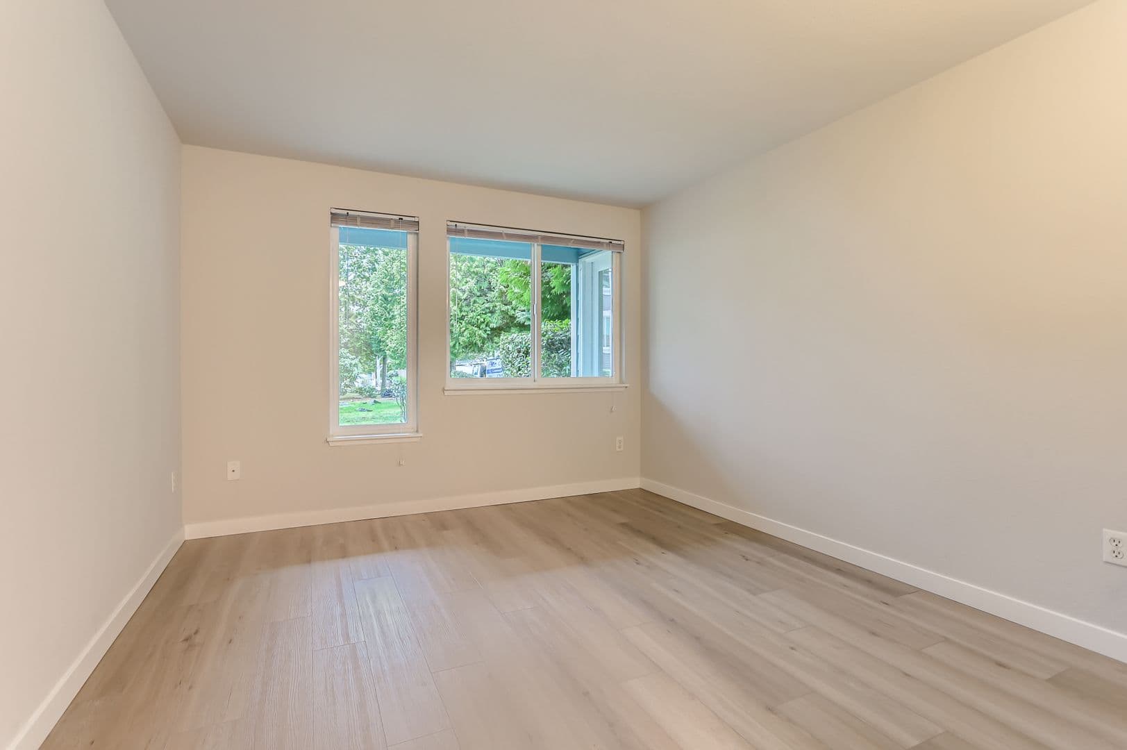 Bellevue Apartment: 13842 NE 8th St