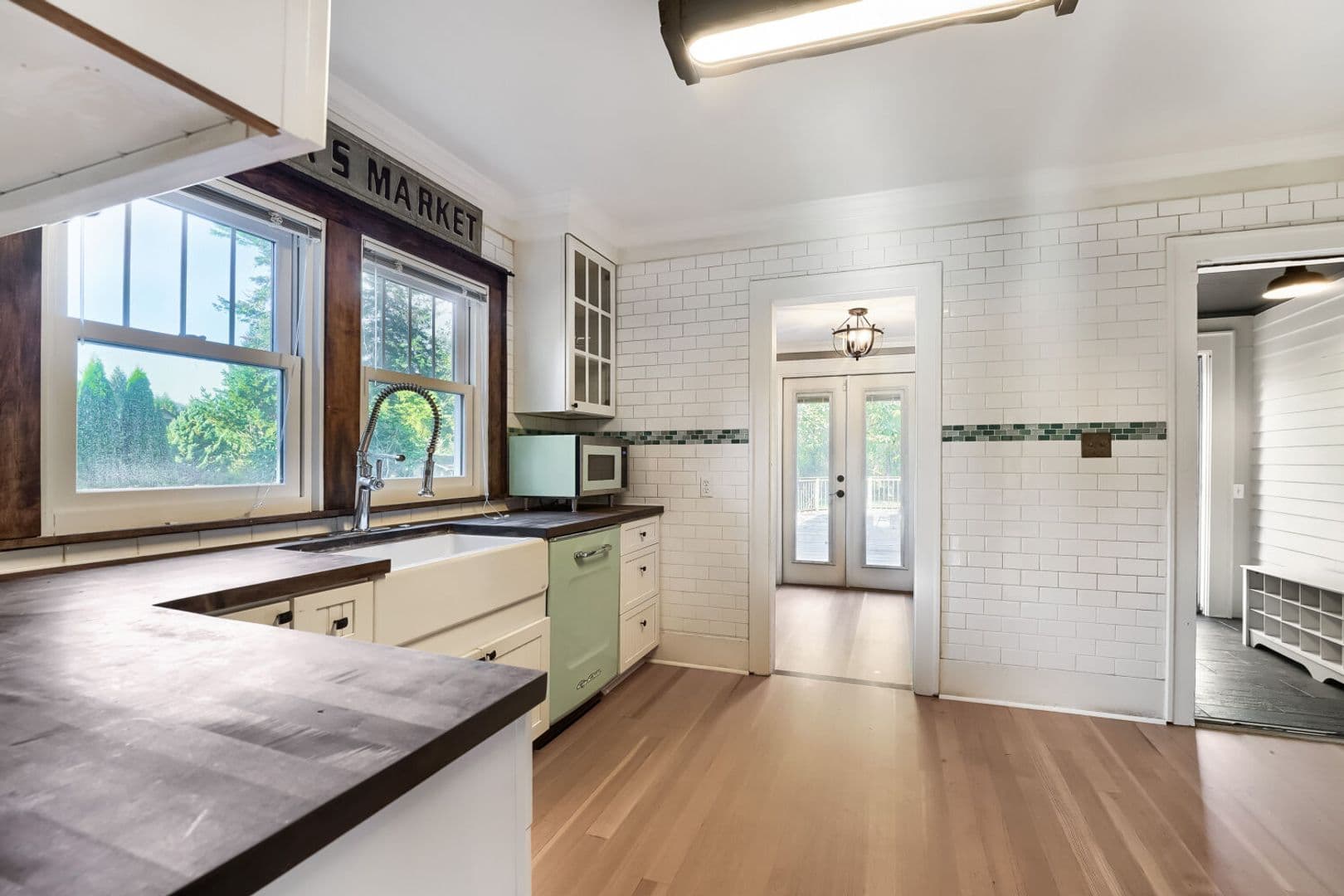 Snoqualmie House: 8217 Mountain Ave SE