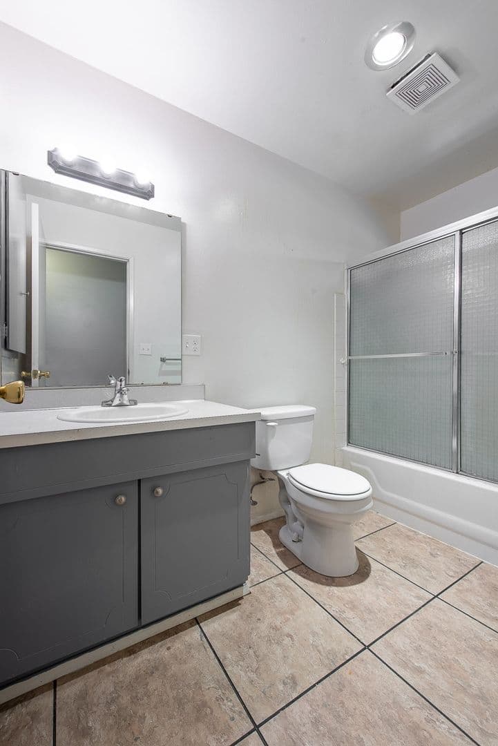 Des Moines Apartment: 22805 30th Ave S