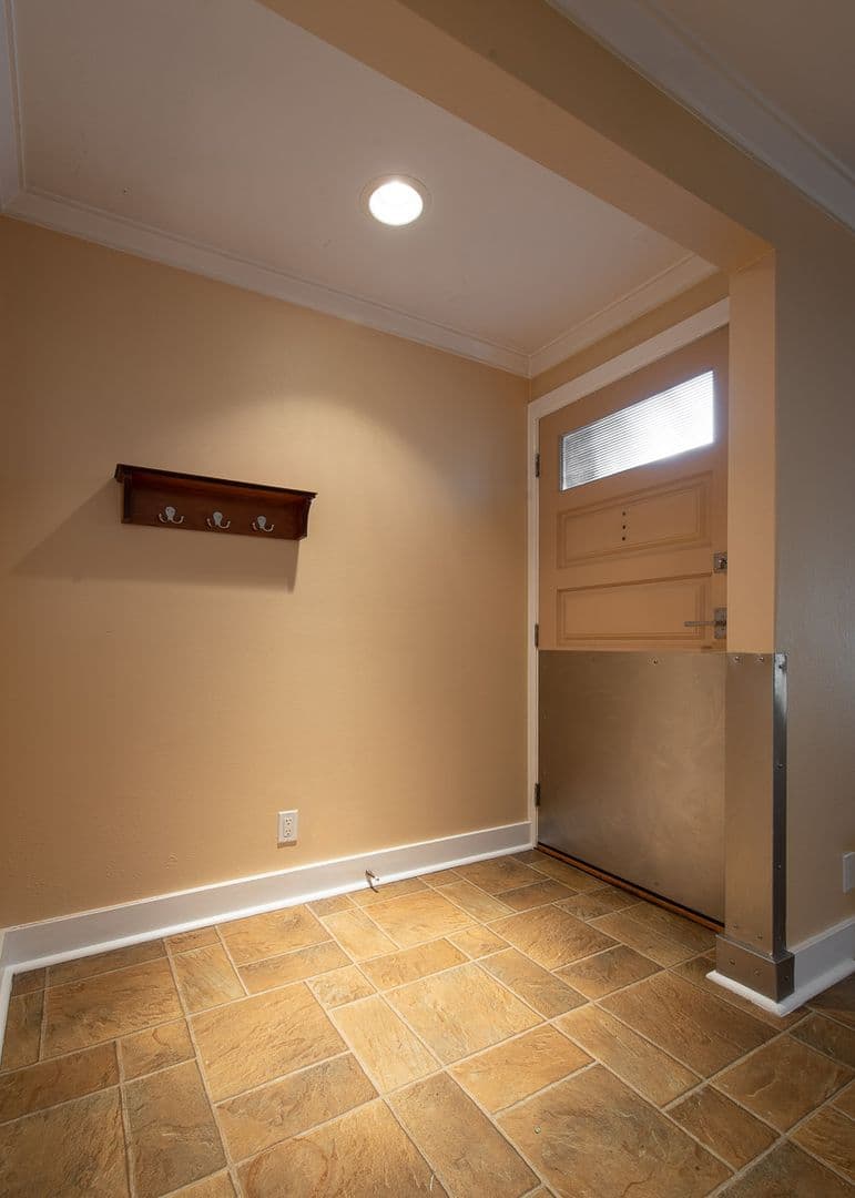 Seattle Apartment: 17 Etruria St