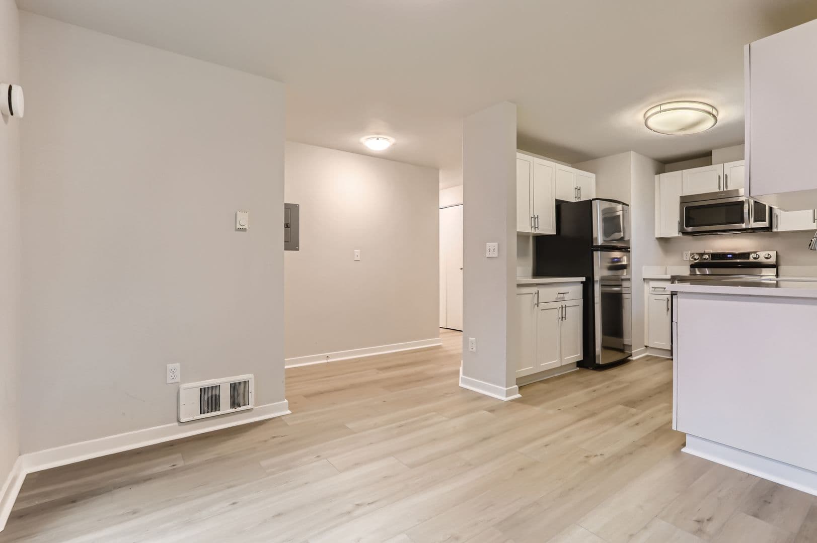 Bellevue Apartment: 13842 NE 8th St