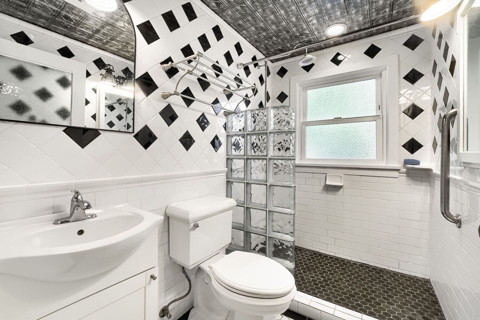 Snoqualmie House: 8217 Mountain Ave SE