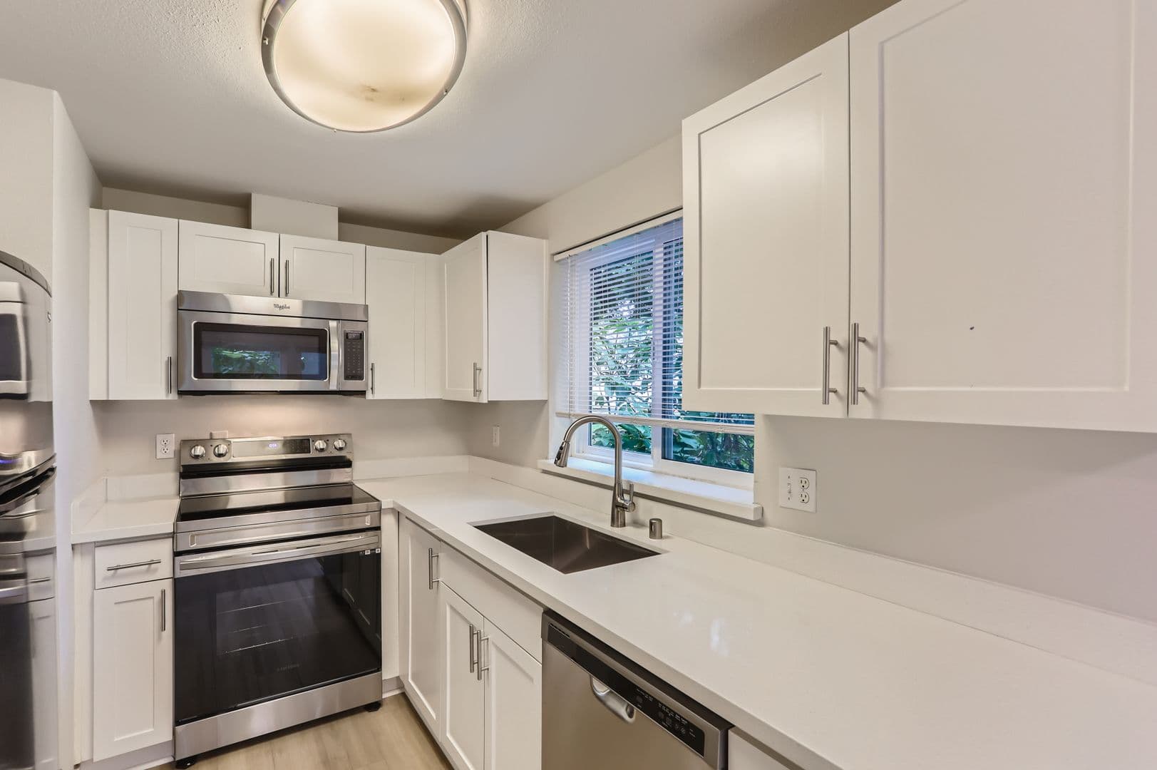 Bellevue Apartment: 13842 NE 8th St