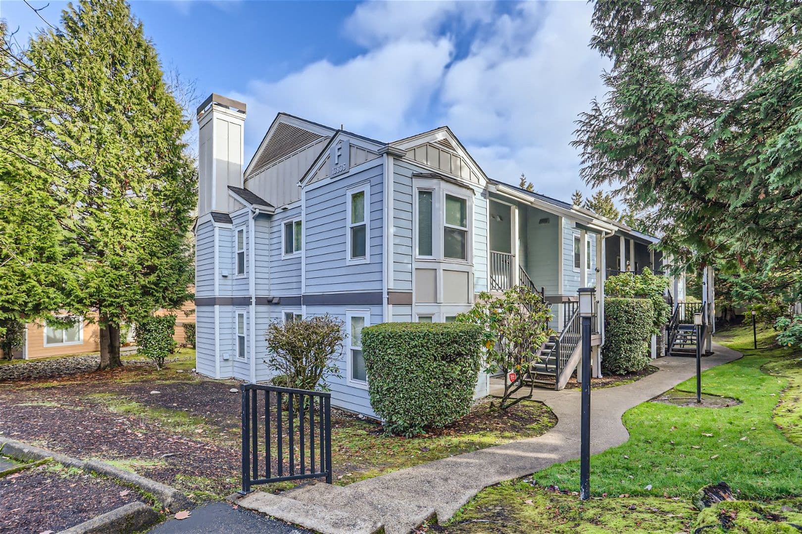 Bellevue Apartment: 13842 NE 8th St