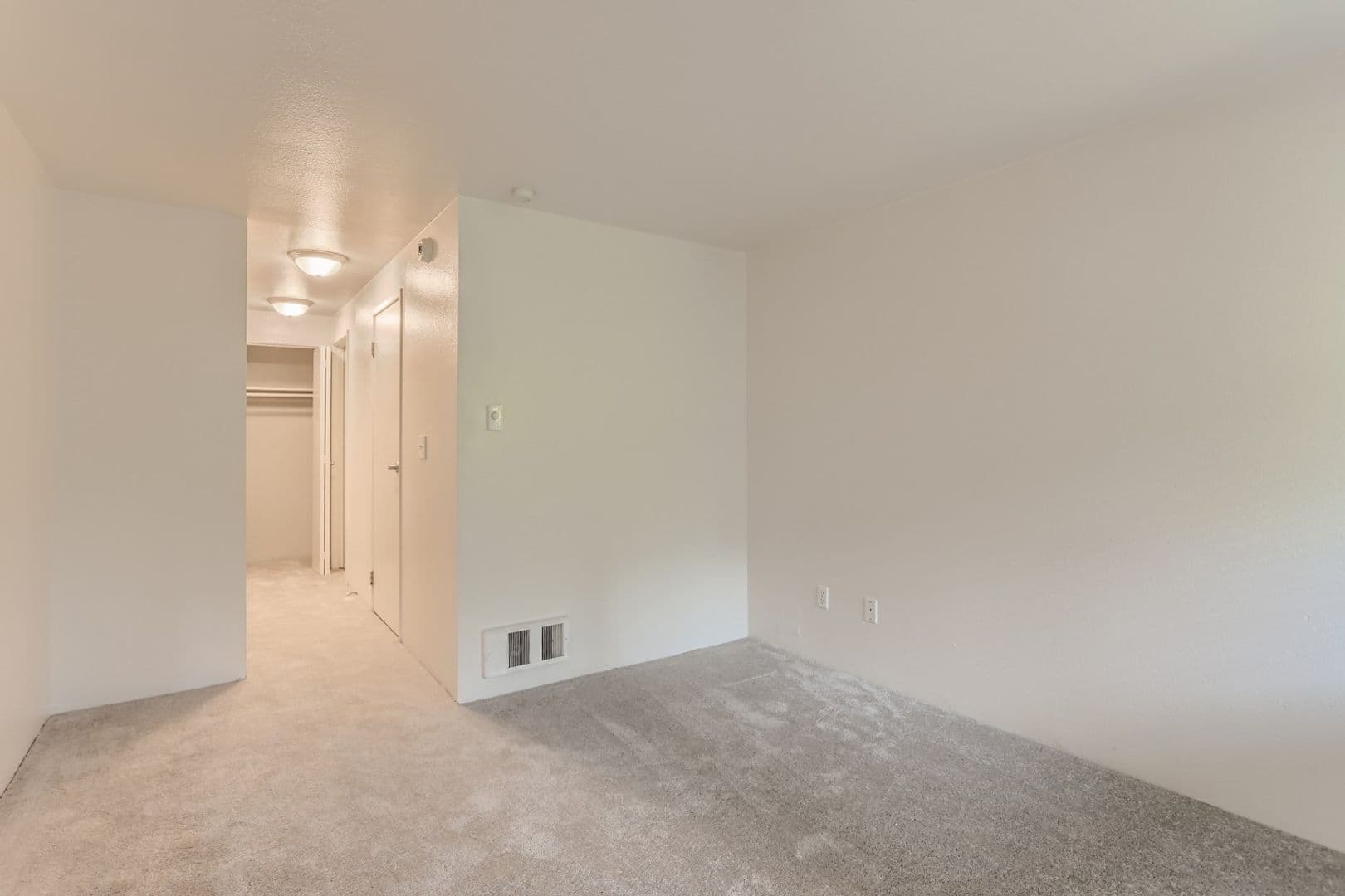 Bellevue Apartment: 13842 NE 8th St