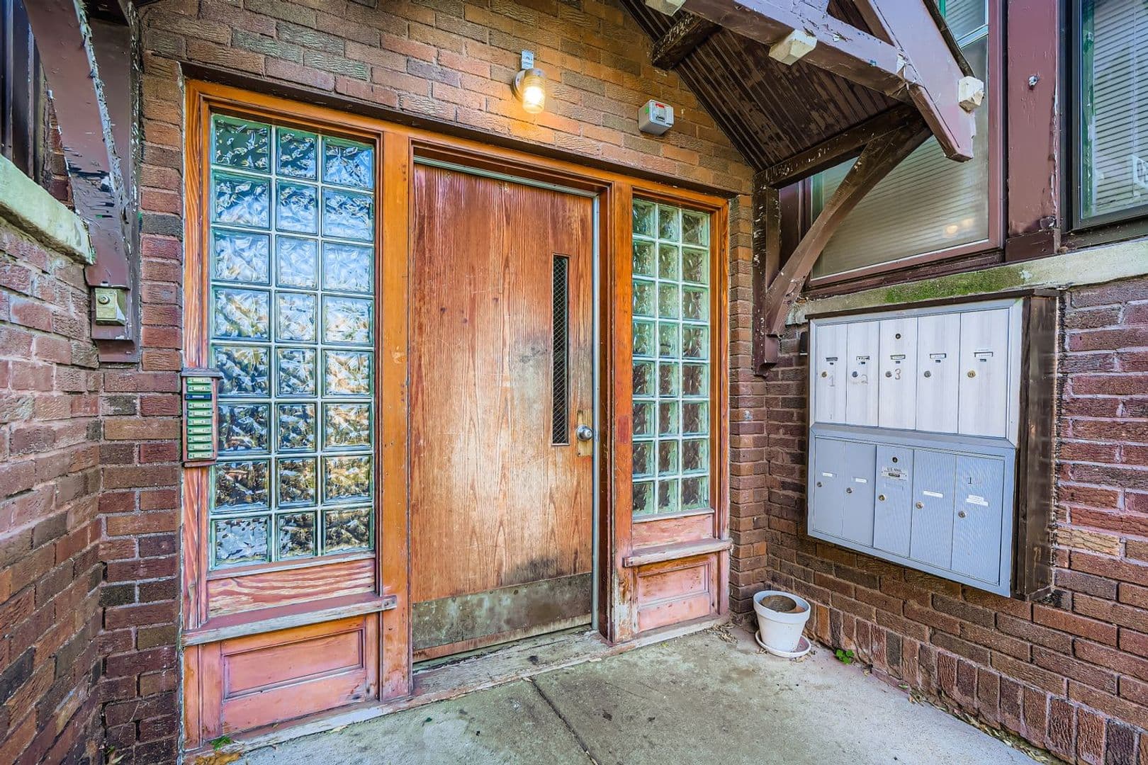 St. Paul Apartment: 250 Marshall Ave
