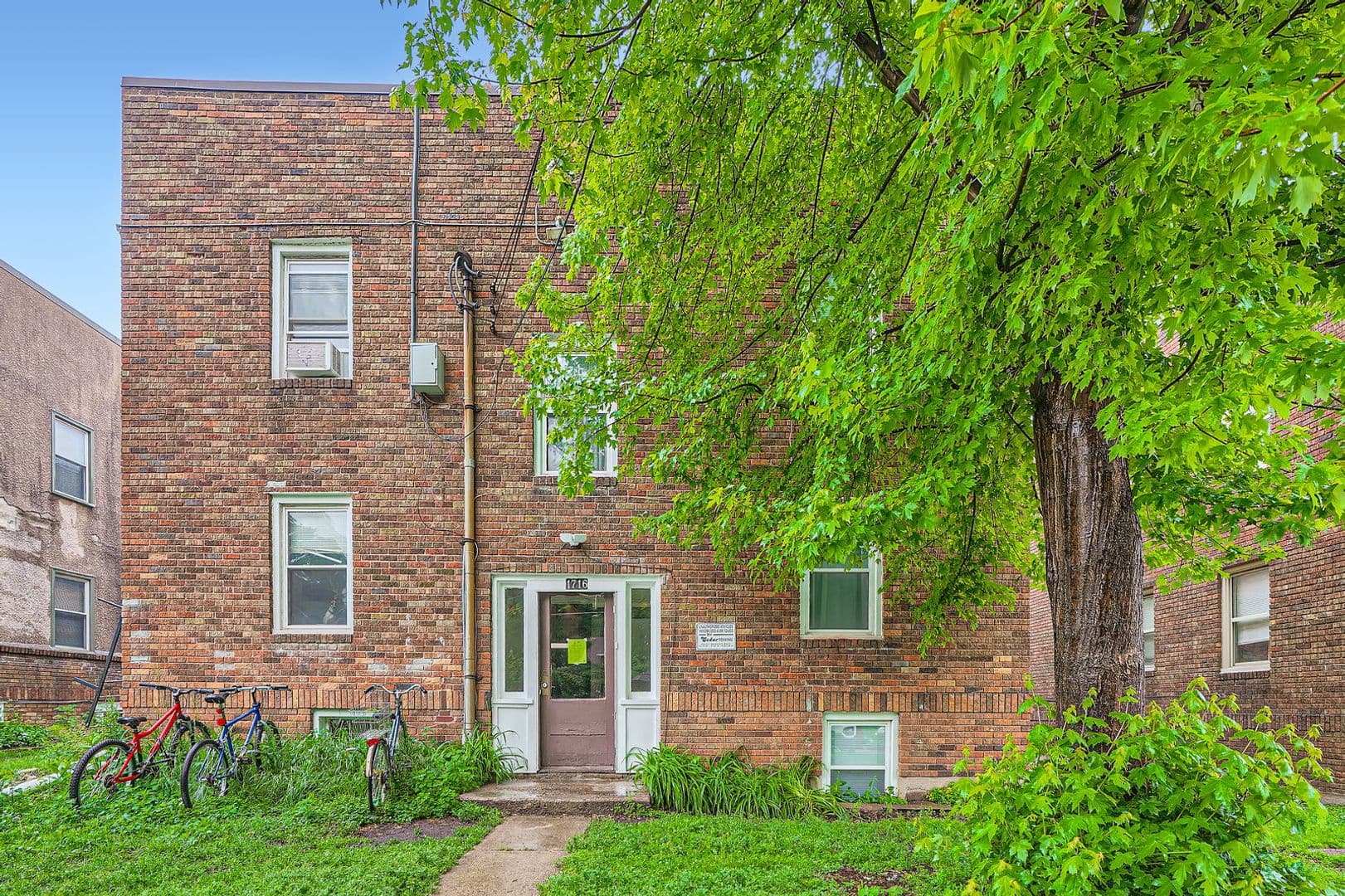 St. Paul Apartment: 1716 Grand Avenue