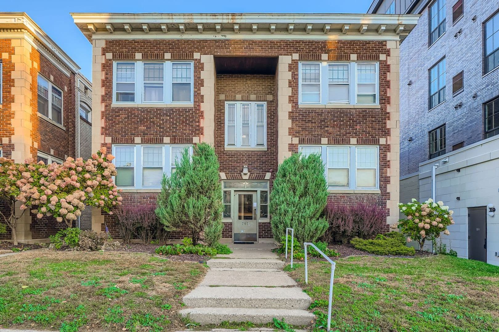 St. Paul Apartment: 711 Grand Avenue