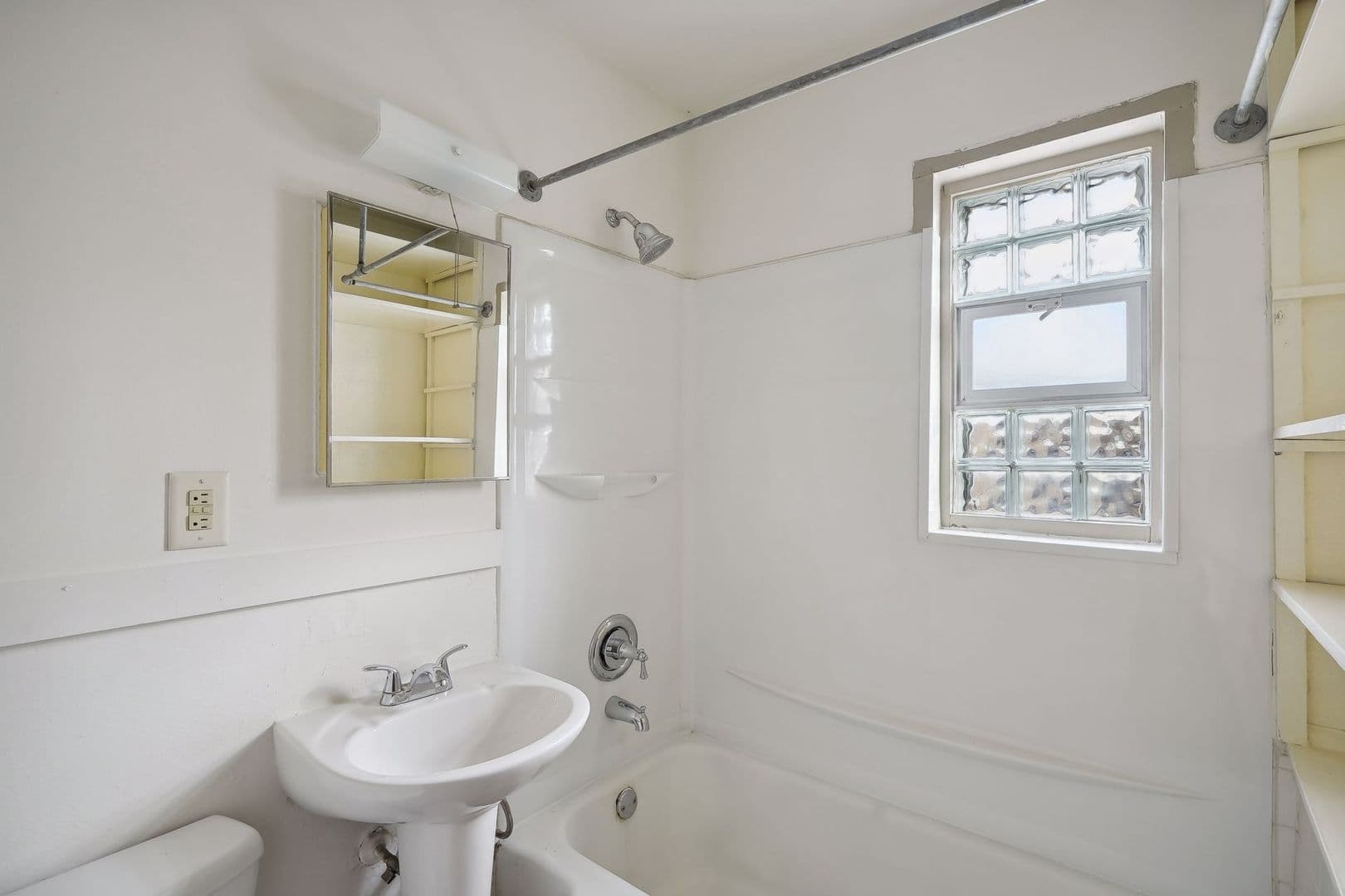 St. Paul Apartment: 483 West Lynnhurst Ave - Unit 18