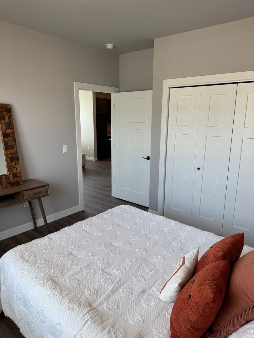 Oregon Apartment: 100 Peterson Trail