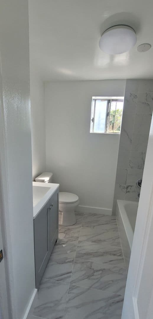 Los Angeles Apartment: 352 E 52nd