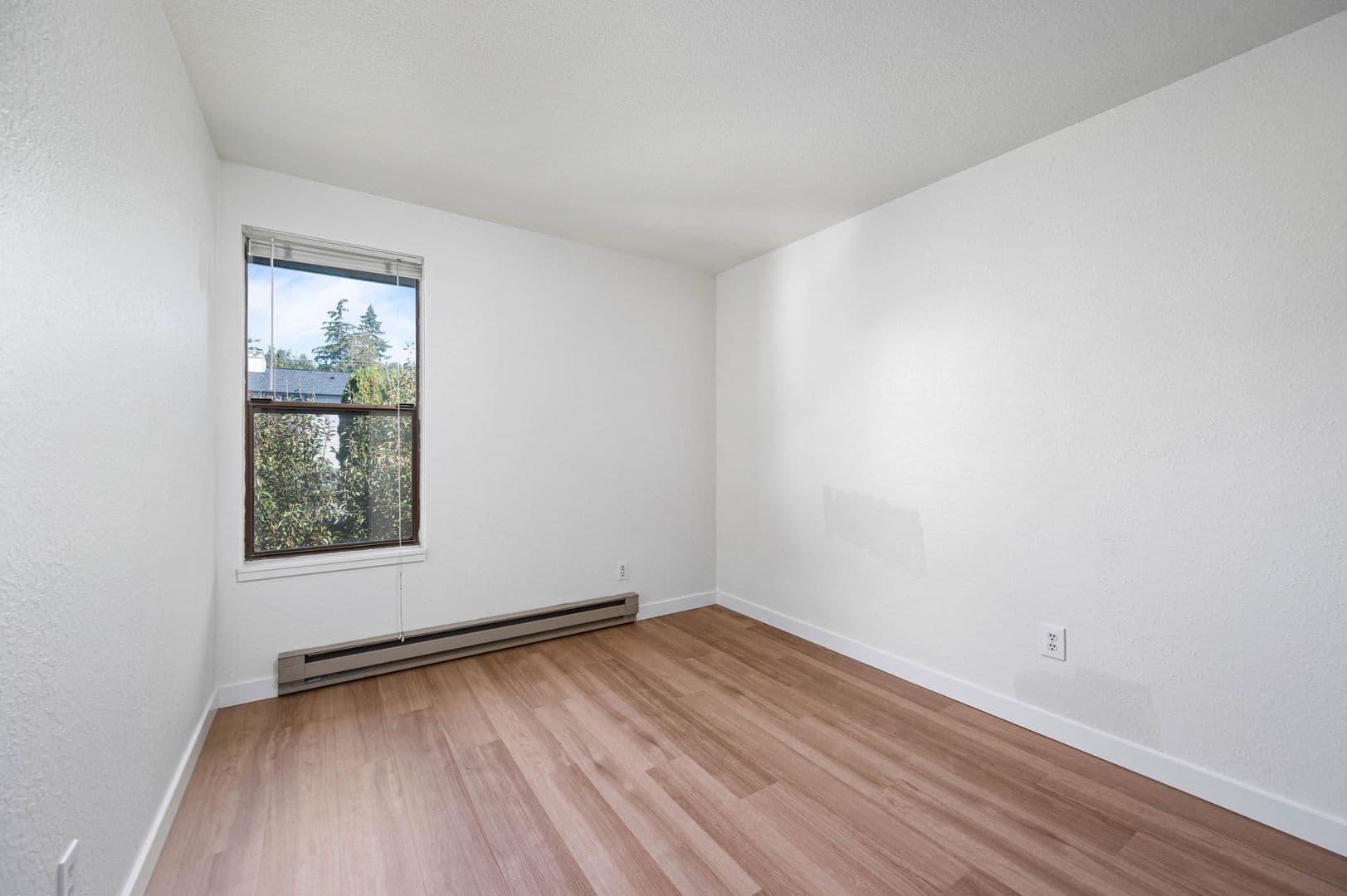 Bellingham Apartment: 2502-2506 Douglas Avenue