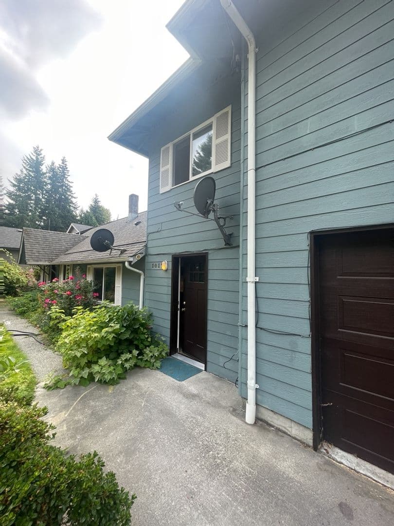 Bellingham House: 1017 Yew Street