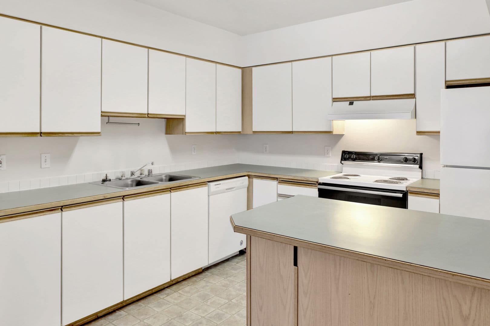 Bellingham Apartment: 2170 Douglas Avenue