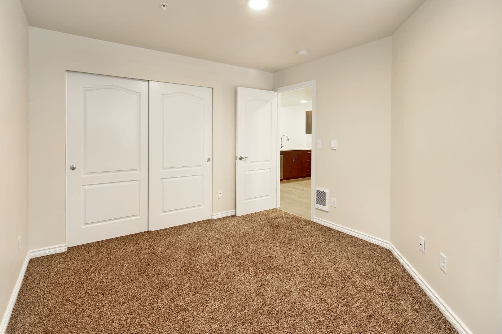 Lynden Apartment: 8874-8878  Depot Road