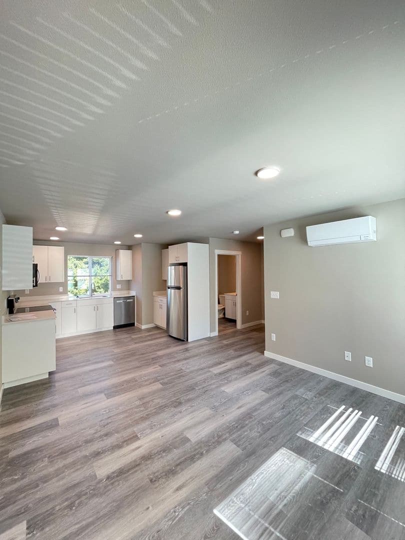 Bellingham Apartment: 2418 Verona Street